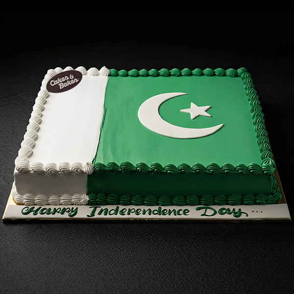 Pakistani Patriotic Cake Dubai featuring a green and white Pakistani flag-inspired design, fondant crescent and star, piped shell borders, and Happy Independence Day message by Cakes and Bakes Bakery 